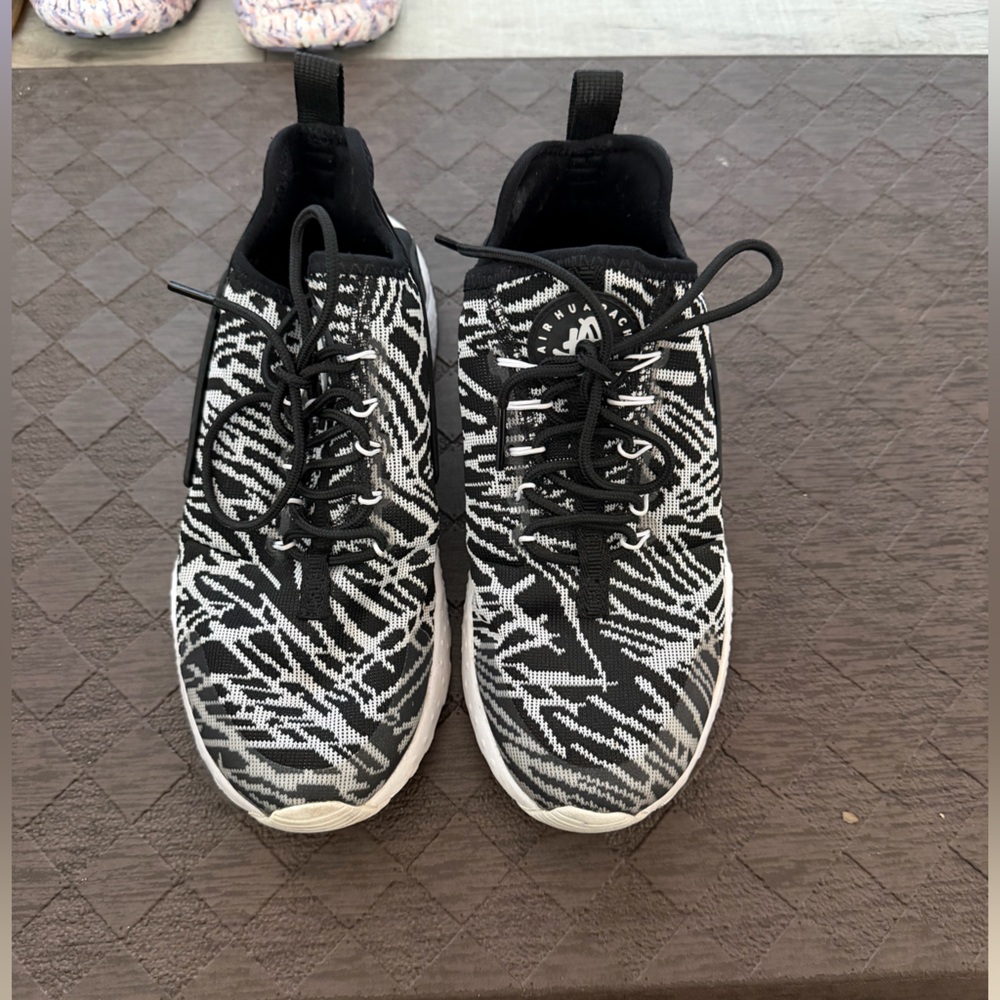 Nike Black and White Patterned Athletic Shoes